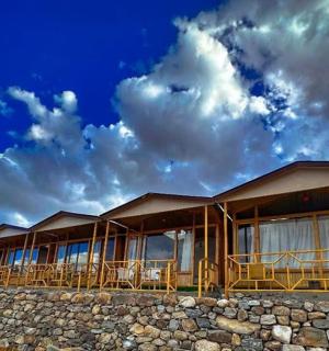 deretan rumah di atas tembok batu