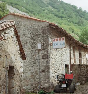 kamenná budova s cedulí na boku