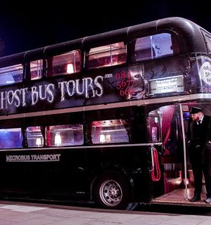 bas dua tingkat di jalan pada waktu malam