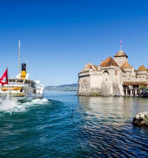 ein Boot im Wasser vor einem Schloss