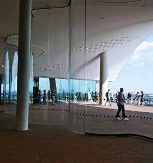 eine Gruppe von Menschen, die um ein Gebäude herumgehen