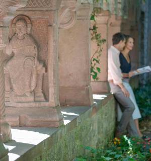 ein Mann und eine Frau stehen neben einer Statue