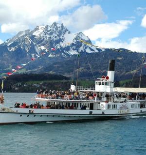 μια ομάδα ανθρώπων σε μια βάρκα στο νερό