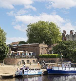 dua bot di sungai di hadapan sebuah istana