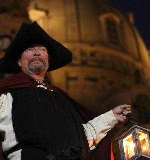 un home disfressat de pirata que sosté una llanterna