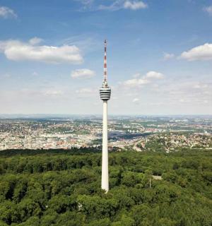 ein Turm auf einem Hügel mit einer Stadt