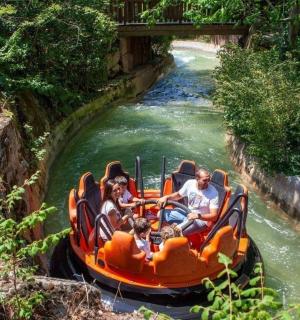 skupina lidí jedoucích na voru v řece