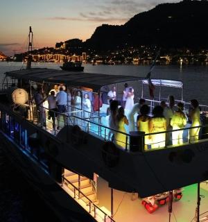 skupina lidí na lodi ve vodě