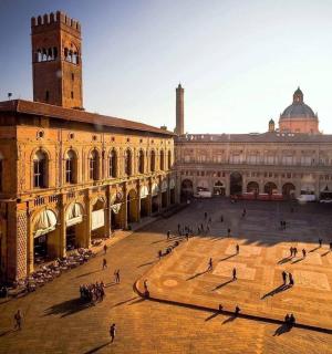 un gran edifici amb una torre del rellotge i un pati