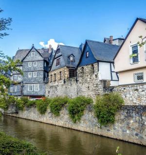 eine Gruppe von Häusern am Ufer eines Flusses