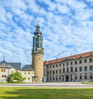 อาคารที่มีหอนาฬิกาอยู่ด้านบน