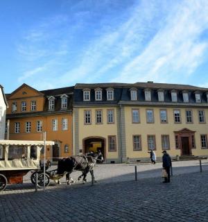 รถม้าจอดอยู่หน้าอาคาร