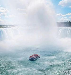 лодка в воде перед водопадом