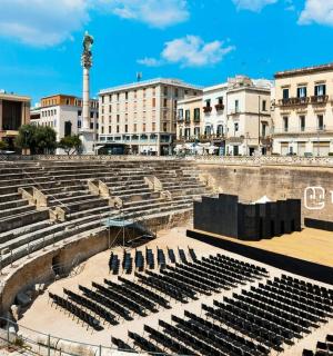 ein leeres Amphitheater in einer Stadt mit Gebäuden
