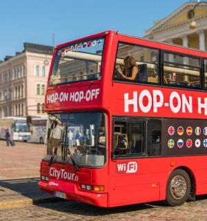 czerwony piętrowy autobus zaparkowany na ulicy