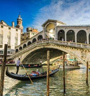 gondola u kanalu ispred mosta