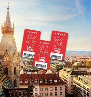 ภาพเมืองพร้อมป้ายบนอาคาร