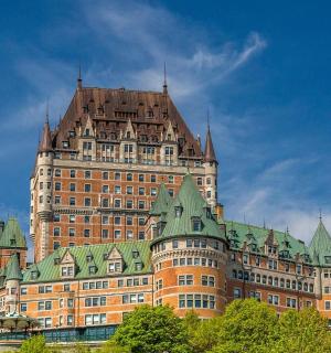 ein großes, hohes Gebäude mit einem Gründach