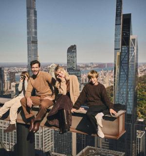 กลุ่มคนนั่งอยู่ริมอาคาร