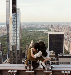 คู่รักนั่งอยู่ริมอาคาร