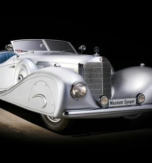 ein altes weißes Auto ist in einem dunklen Raum geparkt