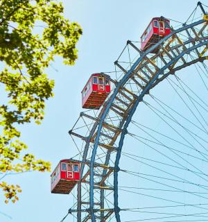 diabelski młyn z czerwonym pociągiem na nim