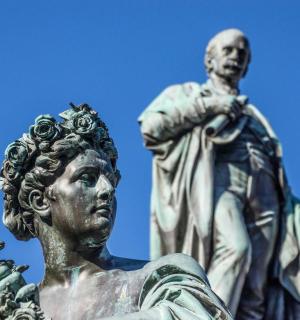 kip žene koja stoji ispred plavog neba