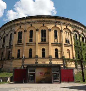 un gran edifici amb heura creixent al costat