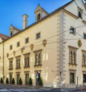 en stor hvid bygning på en gade med cykler parkeret foran