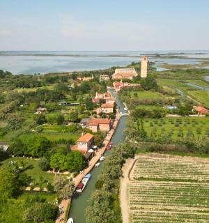 una vista aerea di un villaggio vicino a un fiume