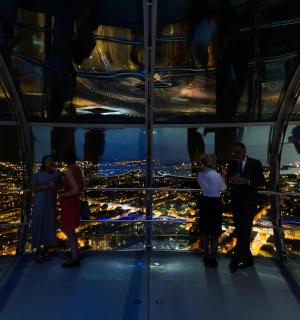 un groupe de personnes debout au sommet d'un immeuble regardant la ville