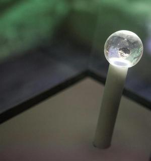 cây gậy chắc chắn có một quả bóng gôn ở trên