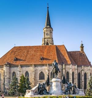 ein altes Gebäude mit einer Statue davor