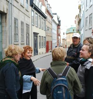 eine Gruppe von Menschen steht auf einer Straße
