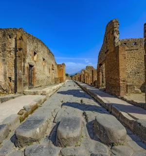 un vicolo tra le rovine dell'antica città