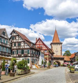 una strada in una città con una torre dell'orologio