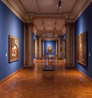 un passadís d'un museu d'art amb pintures a les parets