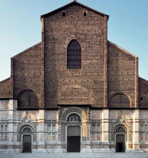 una gran església de maó amb una torre alta