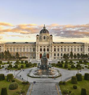 duży budynek z fontanną przed nim