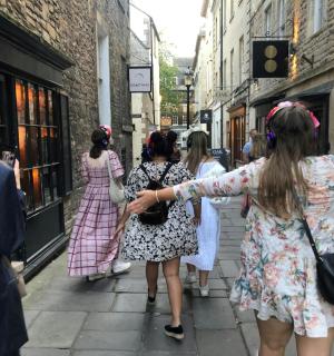 กลุ่มสาวๆ กำลังเดินไปตามถนน