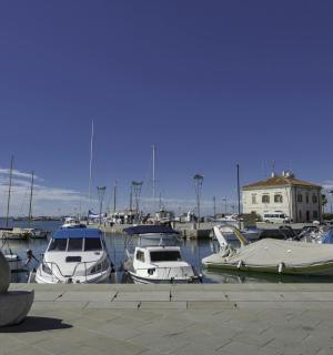 skupina lodí zakotvených v přístavu