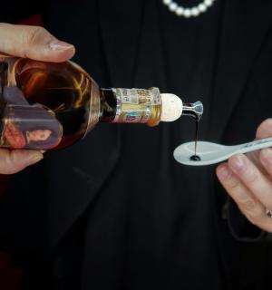 una persona sosté una ampolla i una daga