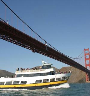 un vaixell que passa per sota del pont Golden Gate