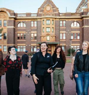 un grup de persones dempeus davant d'un edifici