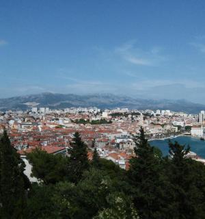 поглед на град са воденом површином