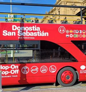 ένα κόκκινο διώροφο λεωφορείο παρκαρισμένο σε έναν δρόμο