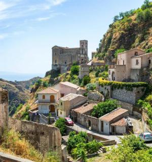 หมู่บ้านบนเนินเขามีปราสาทอยู่เบื้องหลัง