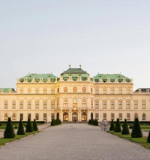 duży budynek z rzędem drzew z przodu