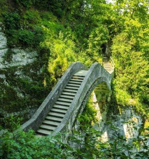 eine Treppe, die zu einem Berg mit Bäumen führt