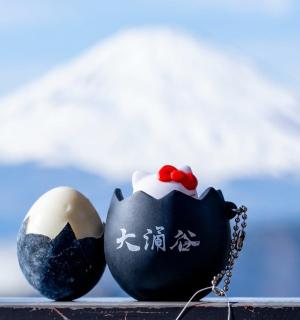 Zwei Eier in Form von Hühnern sitzen auf einem Sims.